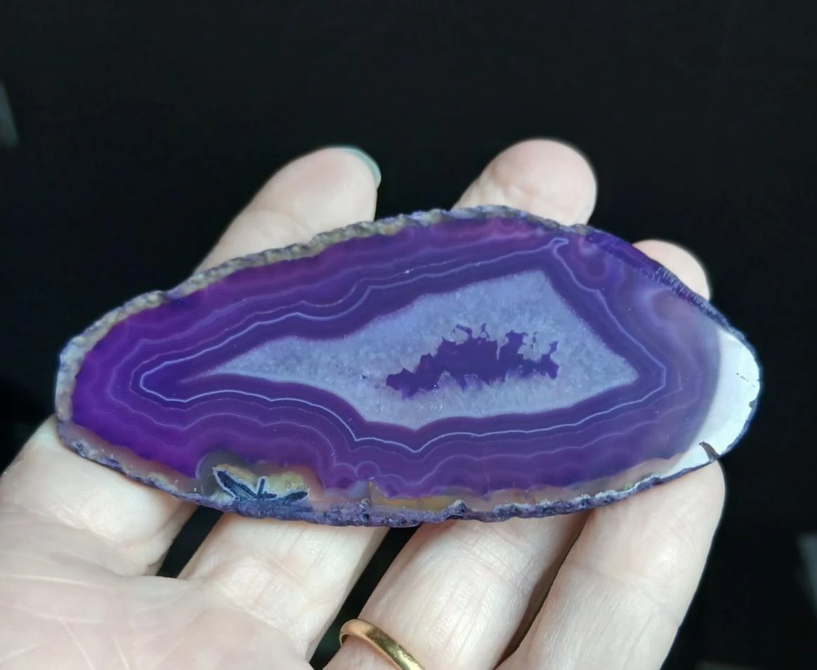 Tranche agate fine teintée violette 27,70 g / 8,5 x 4 cm qualité B - Brésil